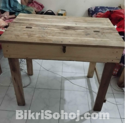 কাঠের পড়ার টেবিল